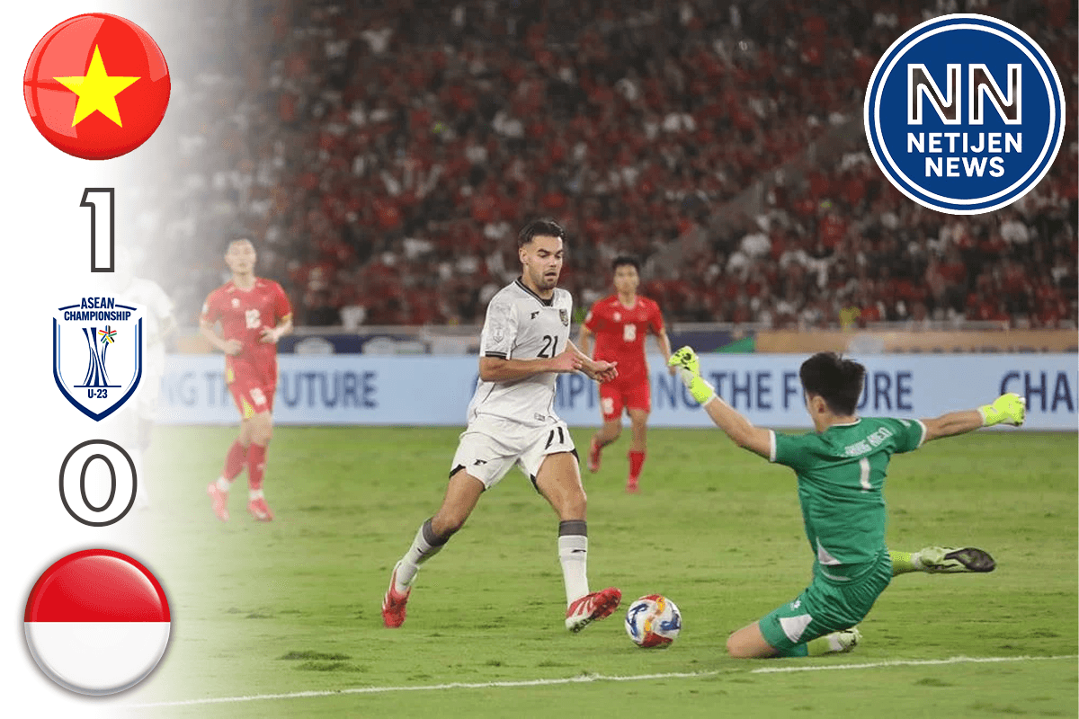 pemain timnas indonesia jens raven sedang berhadapan 1 lawan 1 dengan kiper vietnam
